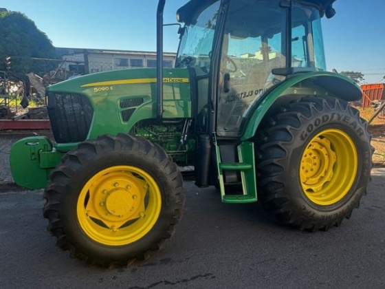 TRATOR JOHN DEERE 5090E